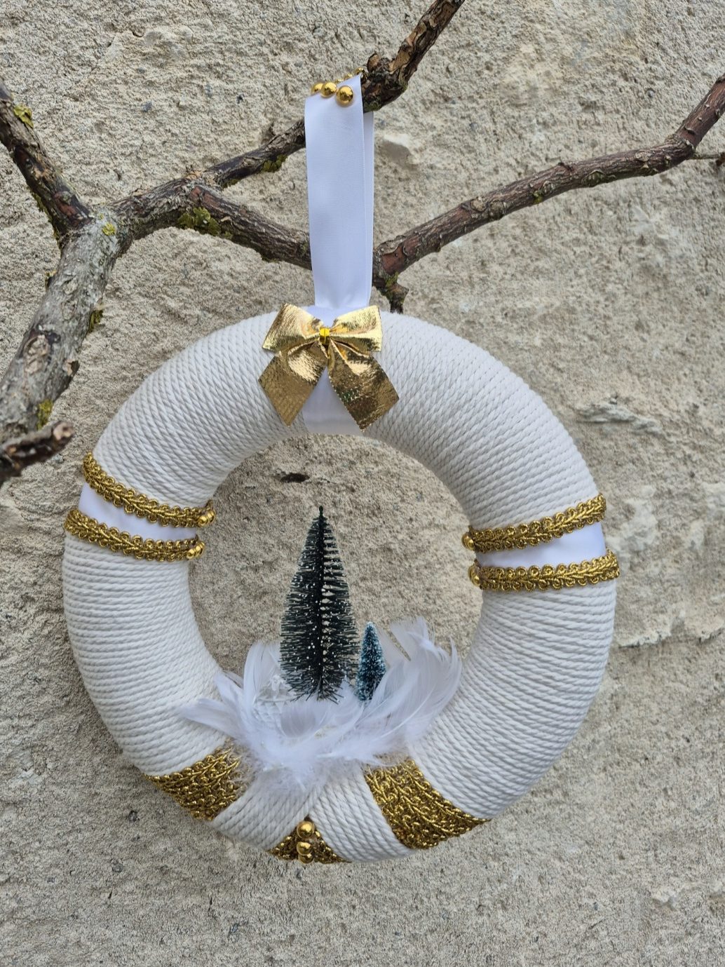 Couronne décorée avec une figurine de ballerine et des ornements dorés.