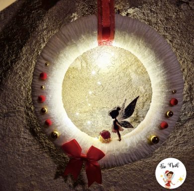 Guirlande lumineuse avec une fée et des décorations colorées.